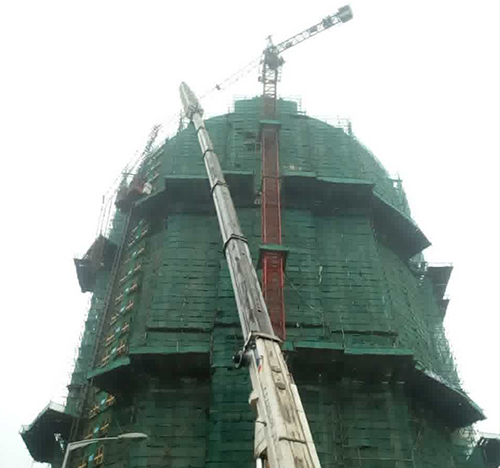长顺吊车在工地上作业